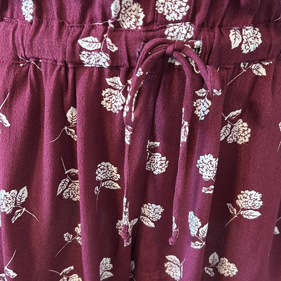 New Olivaceous Burgundy Floral Romper Flutter Sleeves Size Medium Tie Waist NWT - Picture 6 of 8
